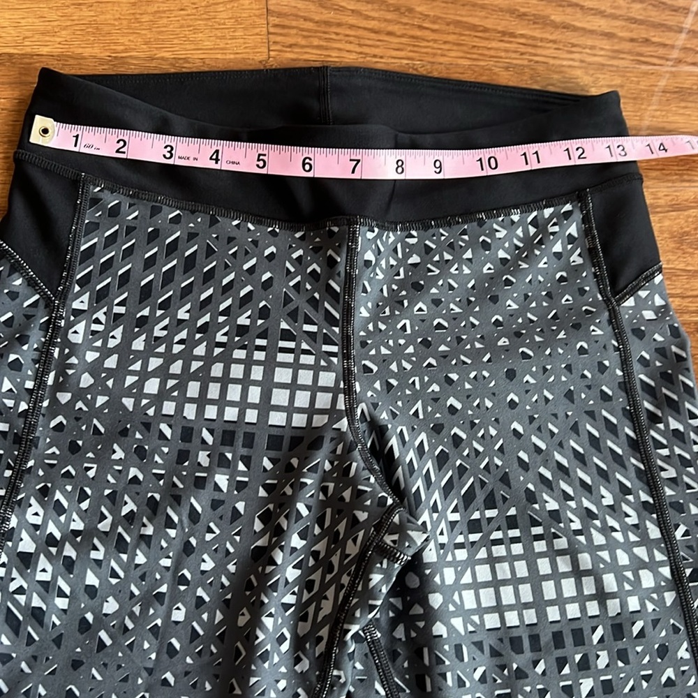 Under Armour Cropped Grey Patterned Leggings Shou… - image 2